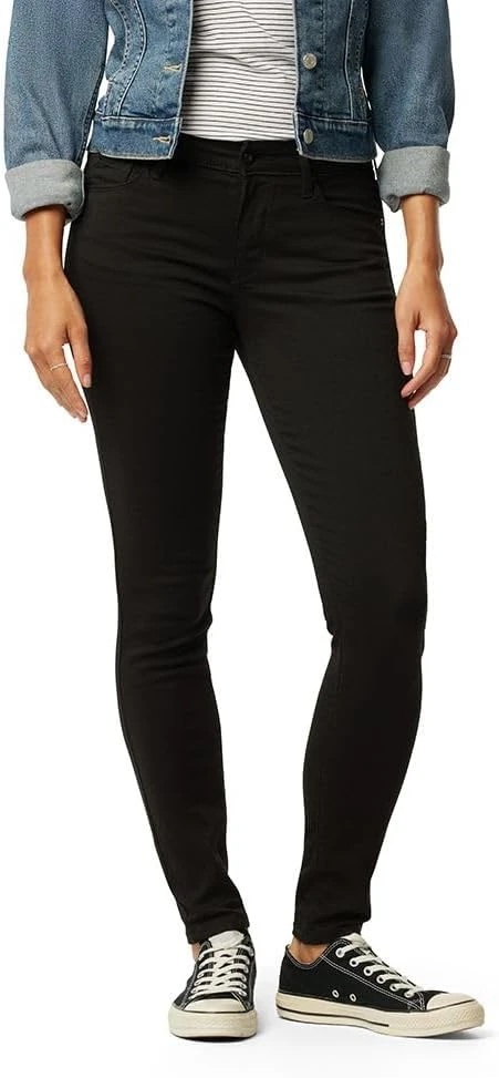 Women's fitted black skinny jeans for an oversized jacket outfit