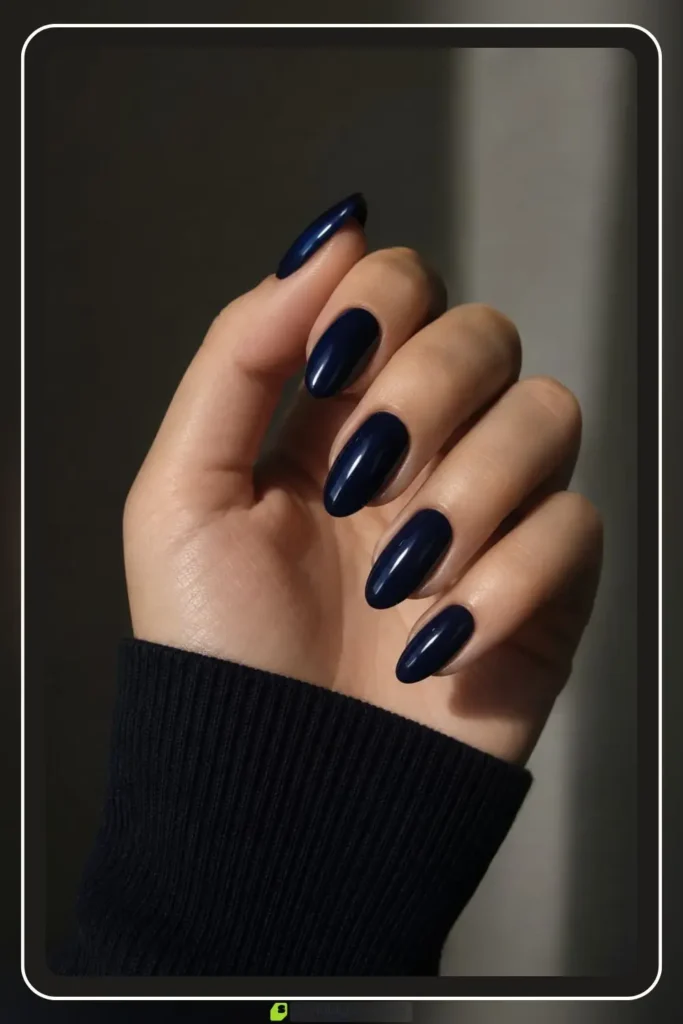 Dark blue nails in midnight depth with glossy finish